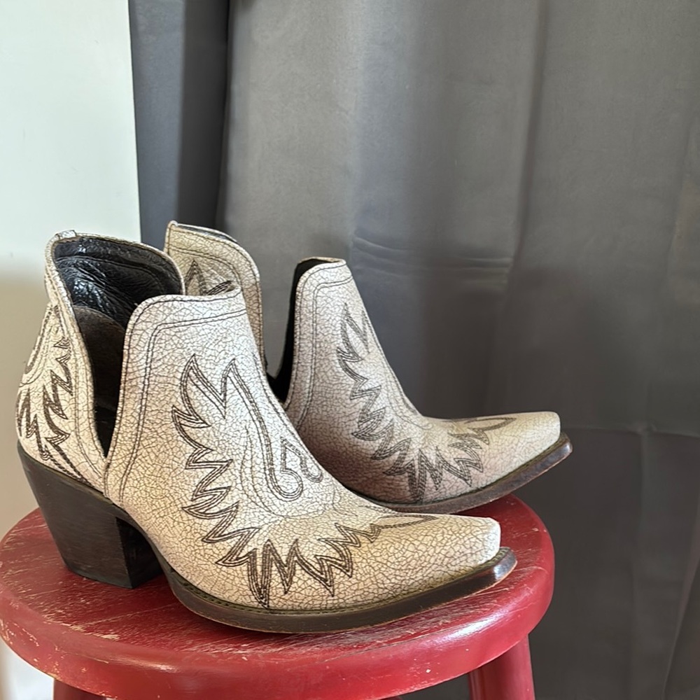 Cream Ankle Boots with Embroidery and Pointed Toe